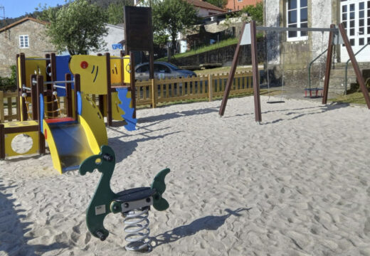 O Concello de Brión inviste máis de 10.000 € na mellora do parque infantil de Cornanda